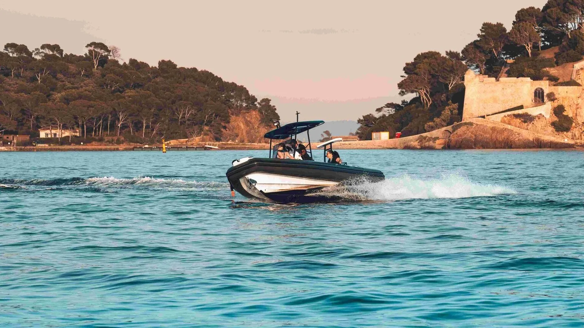 Vente de bateau semi-rigide neuf et d'occasion disponible à La Londe-les-Maures proche de Cavalaire-sur-Mer dans le Var sur la Côte d'Azur