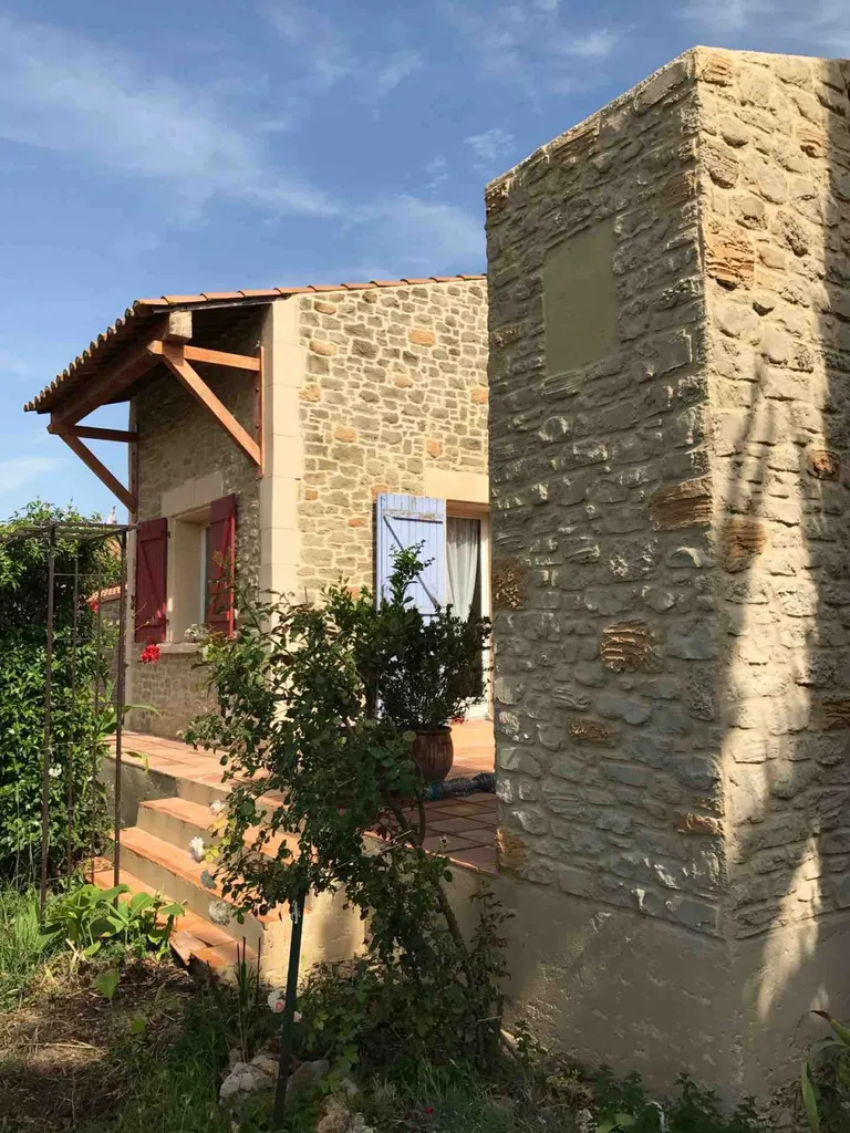 Rénovation d’une façade en pierre à Ouveillan dans l’Aude près de Narbonne