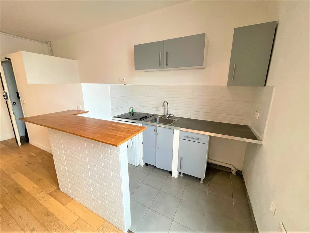 A vendre 3 pièces avec cuisine ouverte à Courbevoie 92400