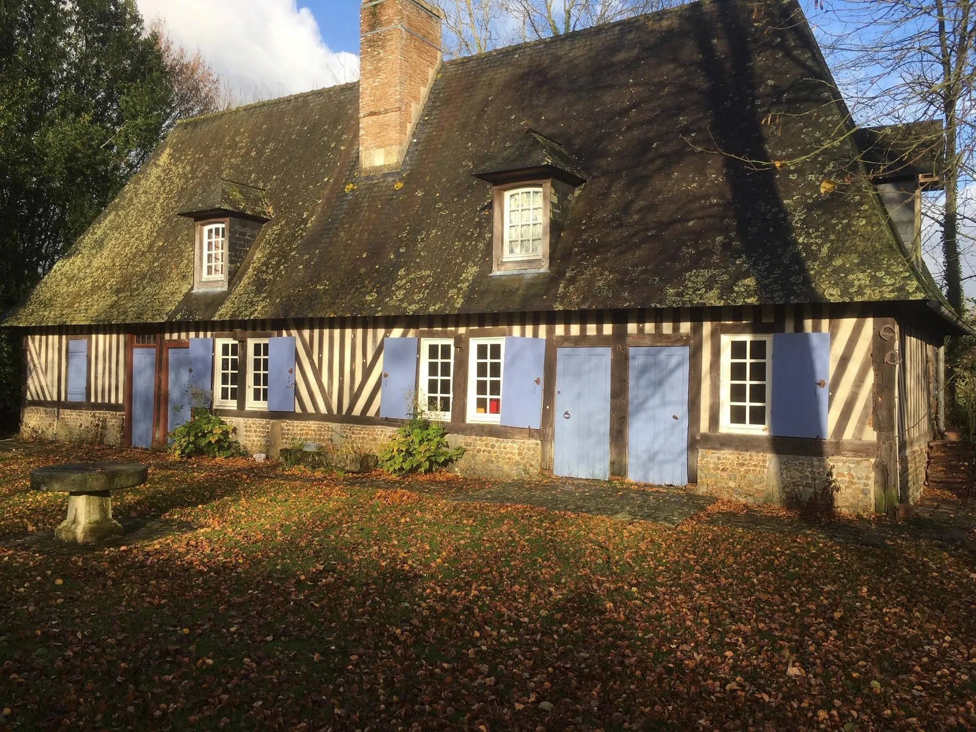 A vendre Propriété est localisée à seulement 14 minutes de Cormeilles 27260 et Lisieux 14100, 15 minutes de la Gare SNCF de Bernay 27300 et 2h de Paris 75