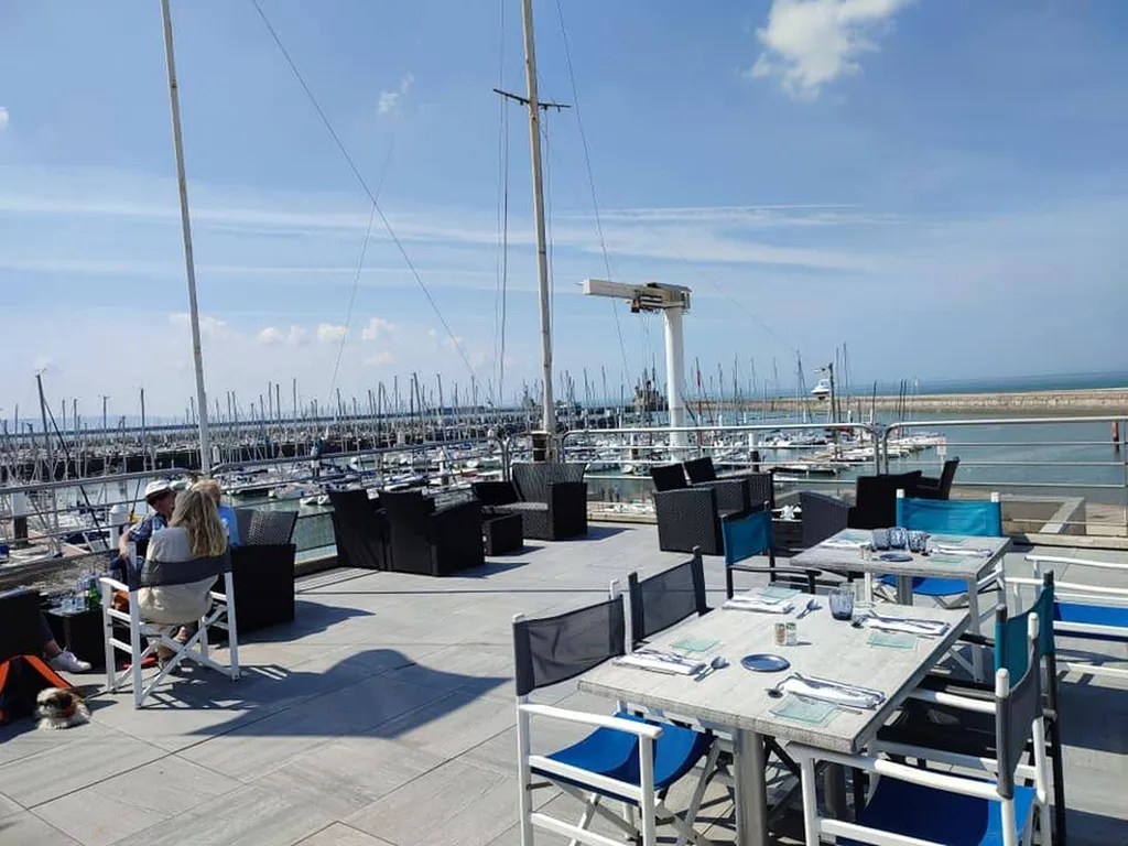 Déjeuner sur la terrasse restaurant les régates Le Havre76