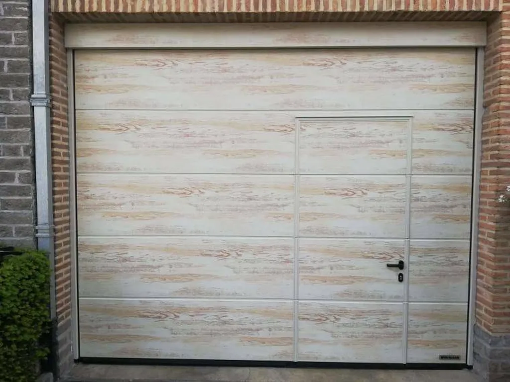 Porte de garage de couleur blanc chiné avec portillon posée à ST GERMAIN