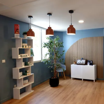 Décoration soignée et fonctionnelle d’un espace de vente, par l’Atelier D. architecte d’intérieur à Bordeaux.