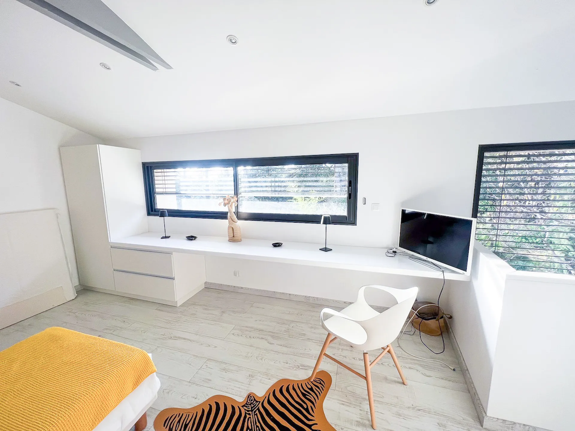 Aménagement sur mesure d’un bureau avec penderie, garde-corps et claustra de séparation de chambre à Aubenas