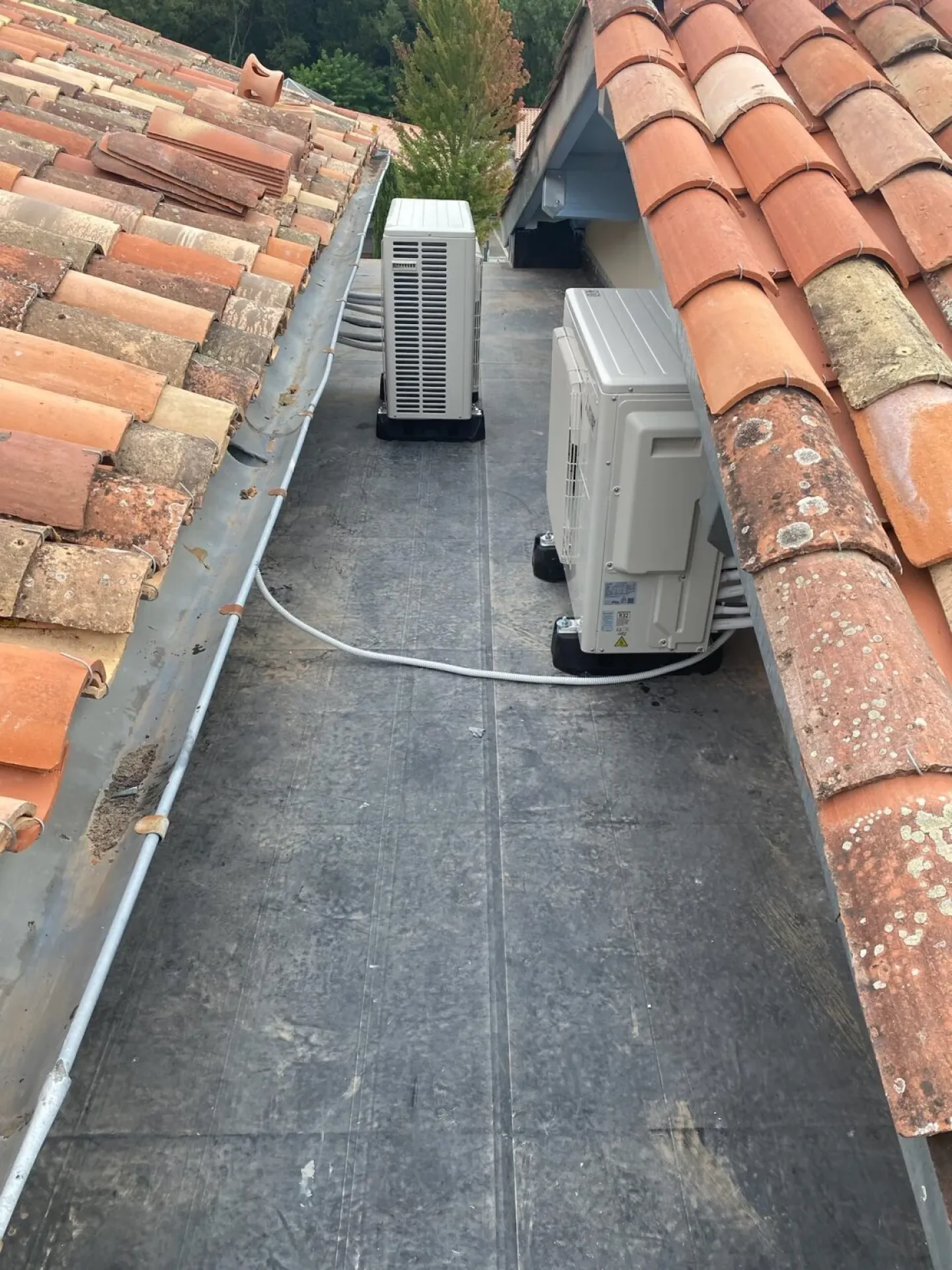 Climatisation réversible discrète et performante installée à Fronton en collaboration avec architecte Voletmat et artisan qualifié