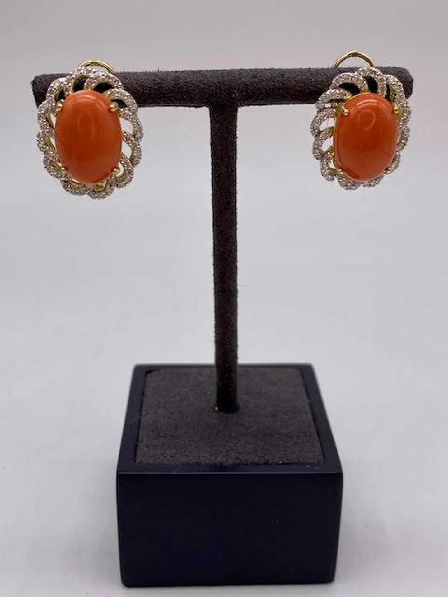 Ou acheter bijoux de seconde main de grande qualité près de Bordeaux? Chez la bijouterie Or Ligne à La Teste avec ces boucles d'oreilles en or corail et diamants