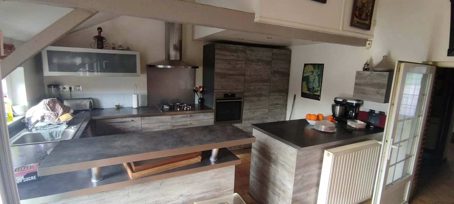 À 9 minutes de Lisieux (14100) et 40 minutes de Deauville (14800), authentique maison normande à colombages de 153 m² offrant une vie de plain-pied.