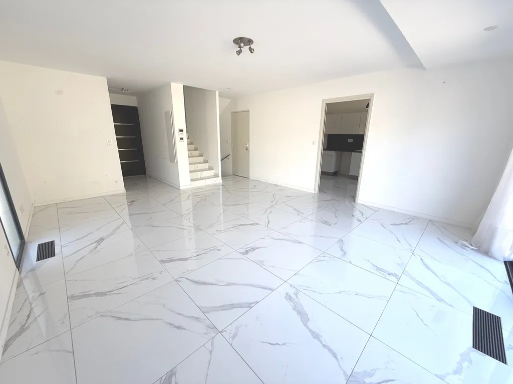 Maison en duplex à vendre dans le cœur du centre ville de Carnoux en Provence dans une copropriété de 3 logements.