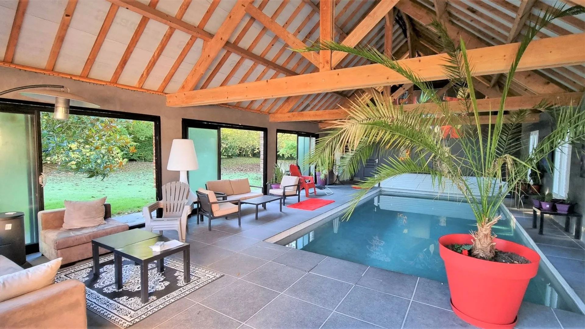 A vendre très belle propriété de 225 m² habitables, 5 chambres, piscine couverte, à 5 km de tous commerces 76260 et 10 km de la mer.