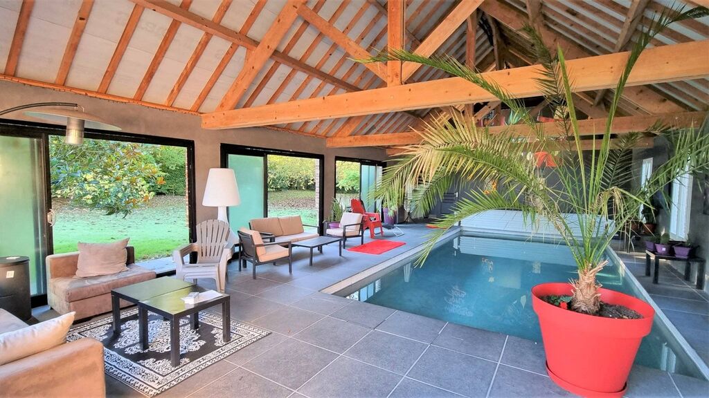 A vendre très belle propriété de 225 m² habitables, 5 chambres, piscine couverte, à 5 km de tous commerces 76260 et 10 km de la mer.