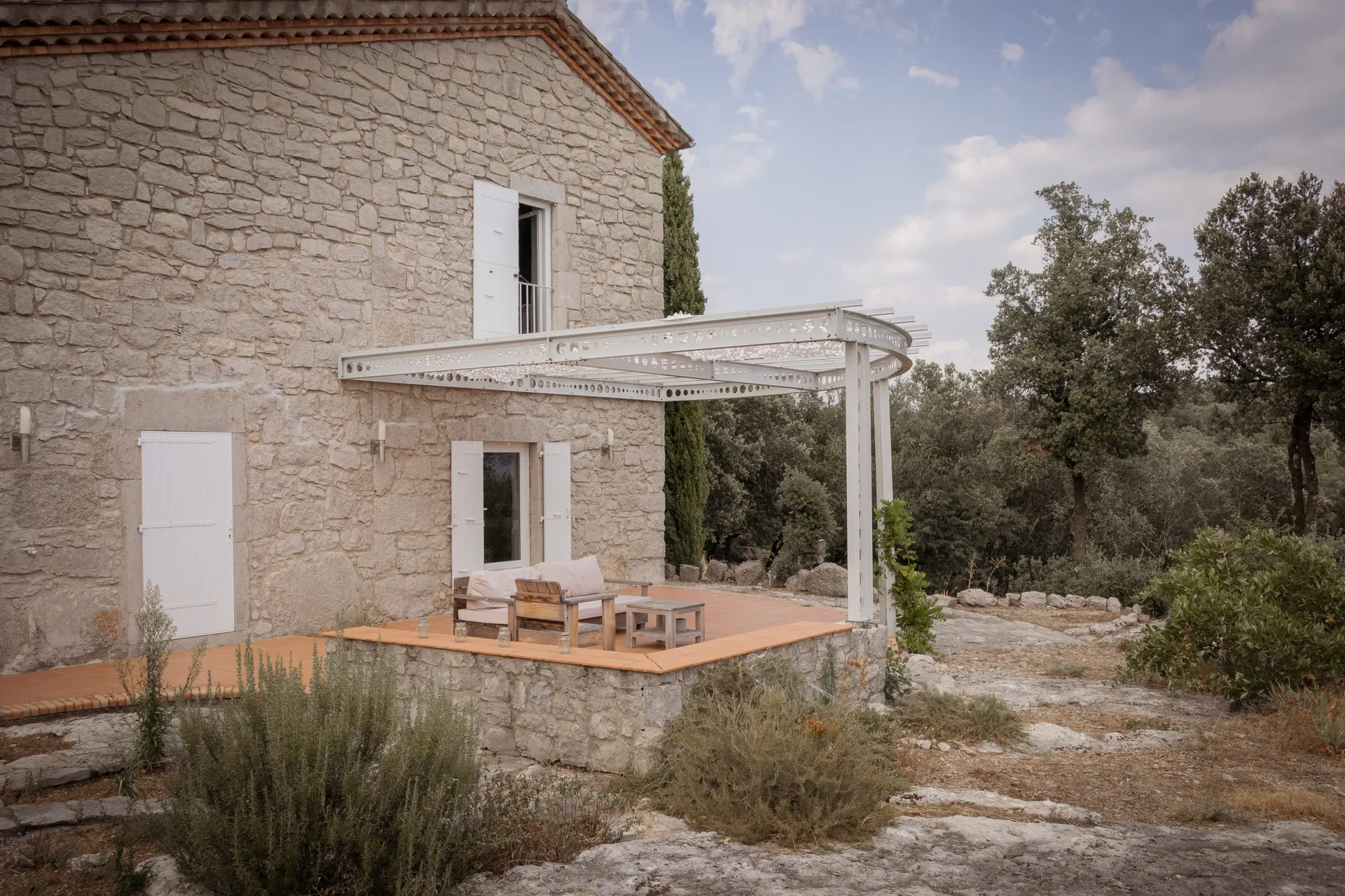 Fabrication d'une pergola appelée circulaire de part sa forme pour ombrager une terrasse d'exception en Sud Ardèche