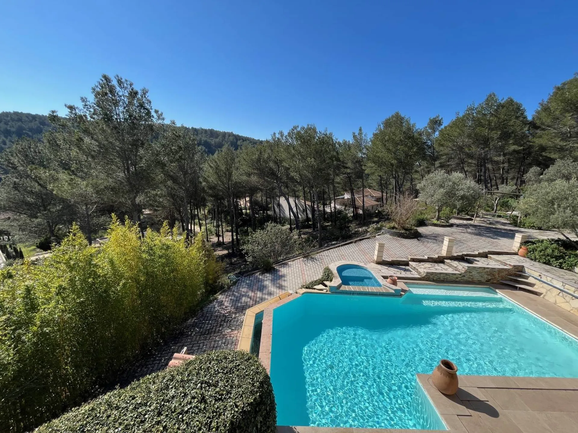 Propriété Roquefort la Bedoule Quartier du Petit Rouvière environnement calme et boisé, terrain de 5 840m² avec piscine à débordement