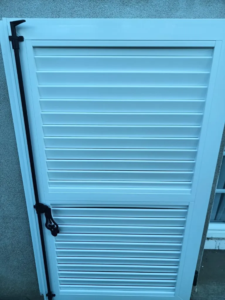 Installation de volets battants en PVC sur mesure, cadre soudé à Fontaine-lès-Dijon, pour une performance durable extérieure