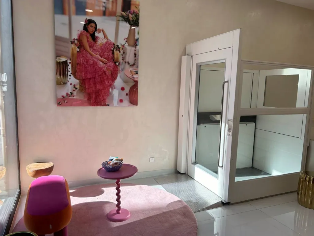 Design et sécurité pour cet élévateur vertical dans cet ERP, institut de beauté à Cannes créé une accessibilité pour tous