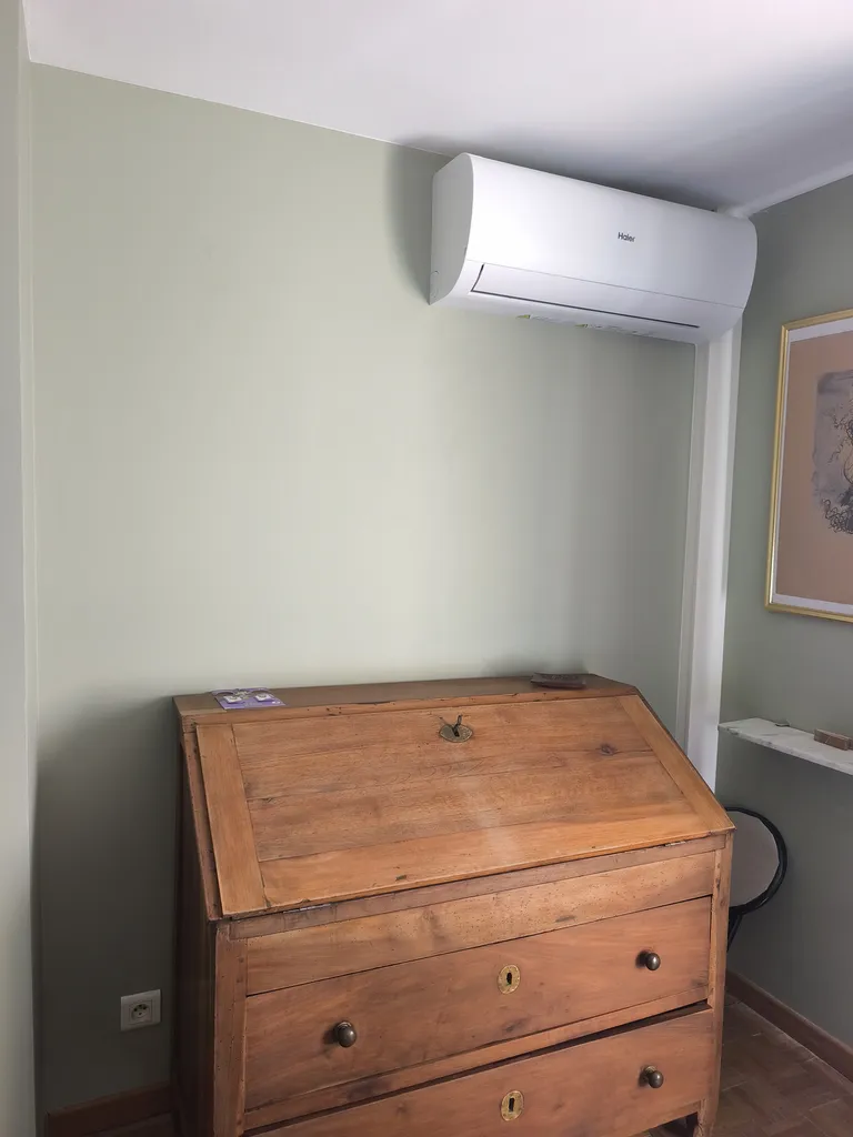 Installation d'un système de climatisation réversible dans une maison de village 