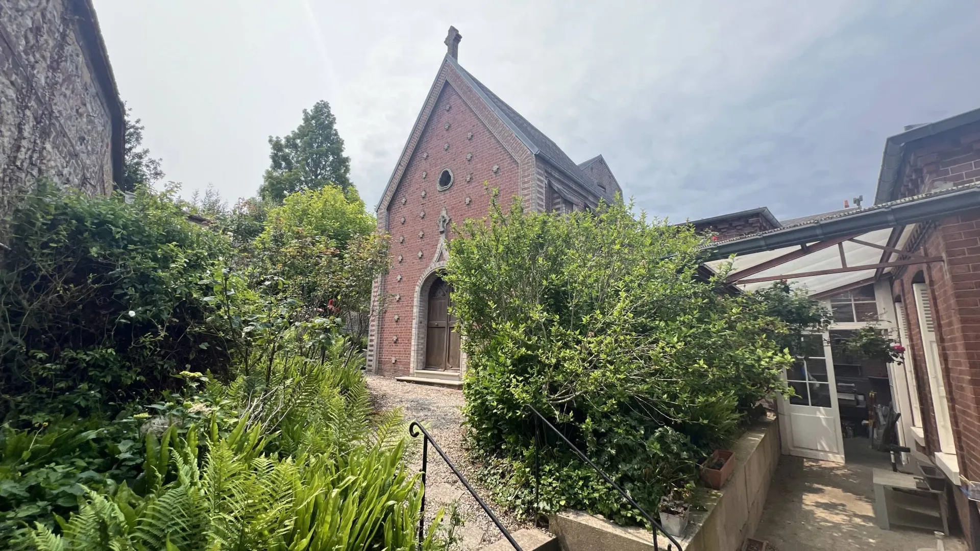 Belle demeure bourgeoise 280m² avec 5 chambres, 11 pièces, chapelle 50m², jardin arboré 597m² et grand garage, exposition sud-ouest, en plein centre de Eu 76260.