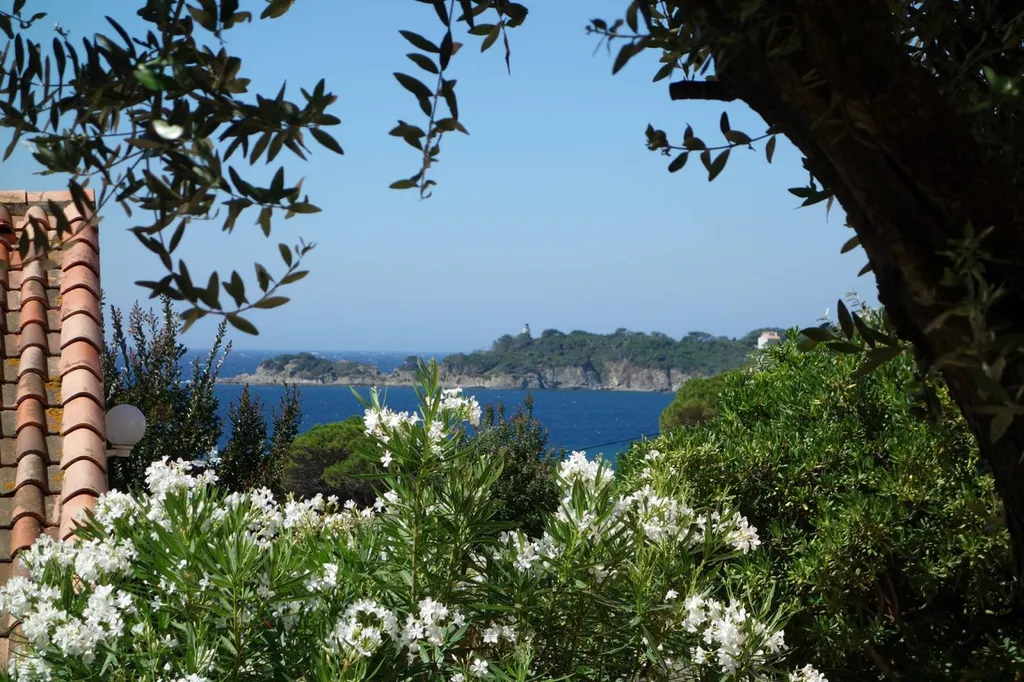Réserver un chauffeur Privé VTC entre l'aéroport de Marseille Provence et Hyères