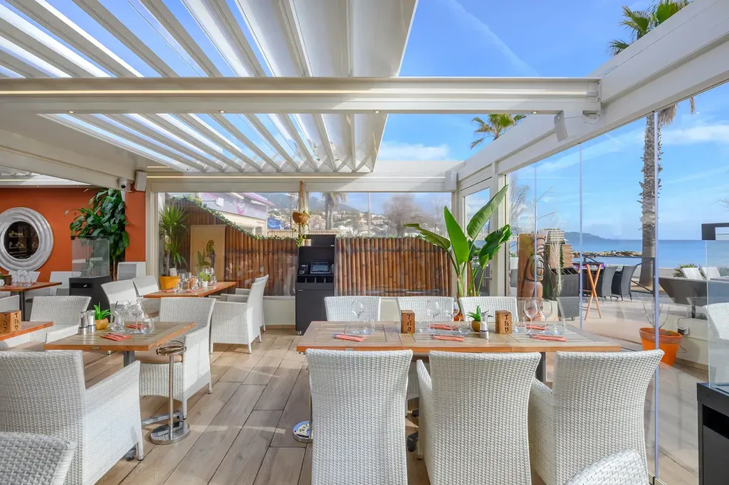 Terrasse hôtel restaurant avec pergola à toit rétractable à la Grande-Motte