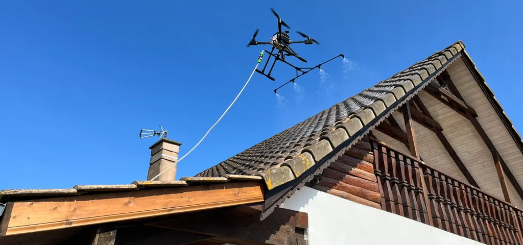 SERVI DRONES : L'Expert du Nettoyage et Démoussage de Toiture par Drone et nettoyage de façade de votre maison ou bâtiment en Nouvelle Aquitaine et Occitanie