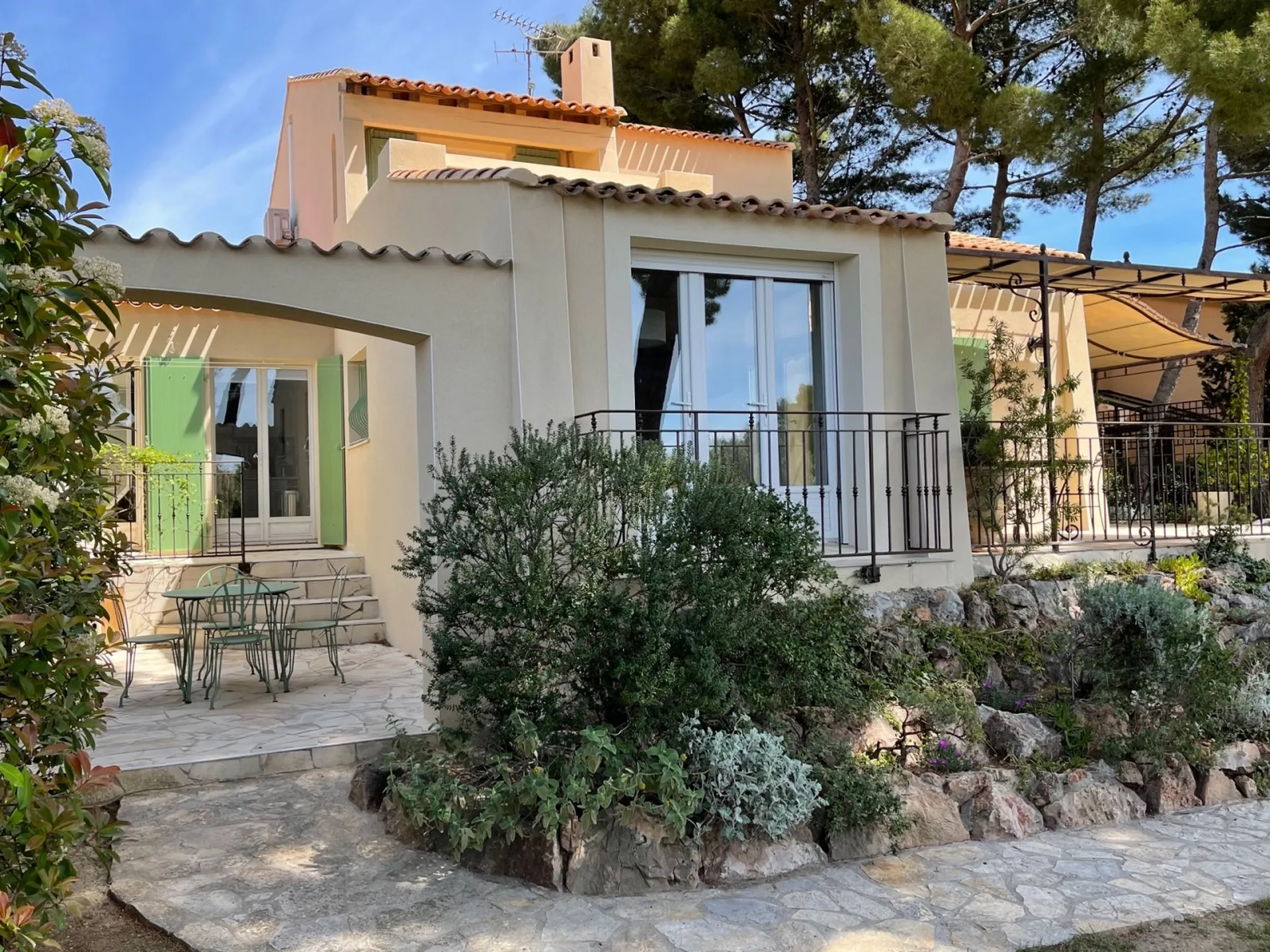 Rénovation d’une façade en finition gratté fin sur Balaruc proche de Sète.