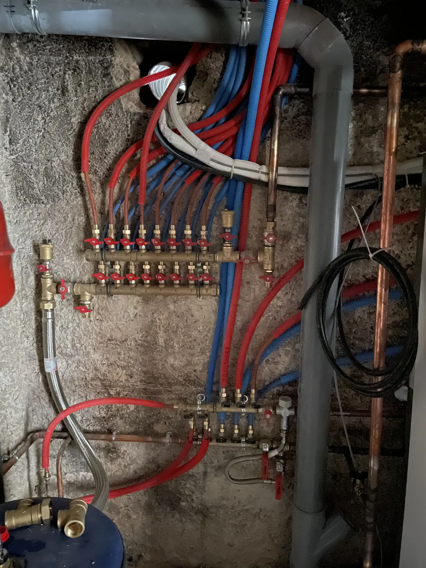 Nourrice de distribution d’eau chaude et eau froide installée pour alimenter efficacement les différents circuits sanitaires et optimiser le fonctionnement de l’installation de chauffage et d’eau chaude