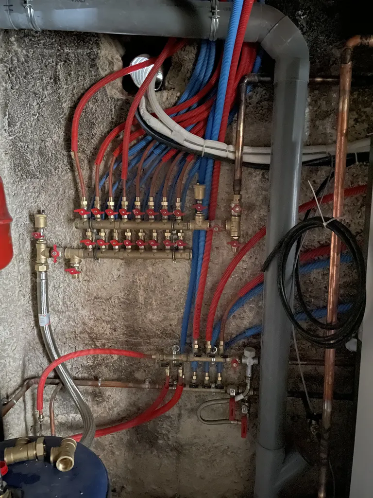 Nourrice de distribution d’eau chaude et eau froide installée pour alimenter efficacement les différents circuits sanitaires et optimiser le fonctionnement de l’installation de chauffage et d’eau chaude