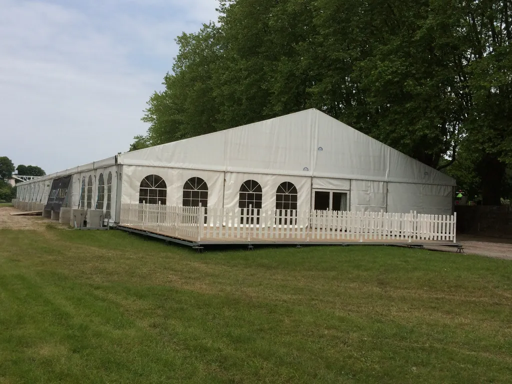 Peut-on installer une tente de réception sur n'importe quel sol ?