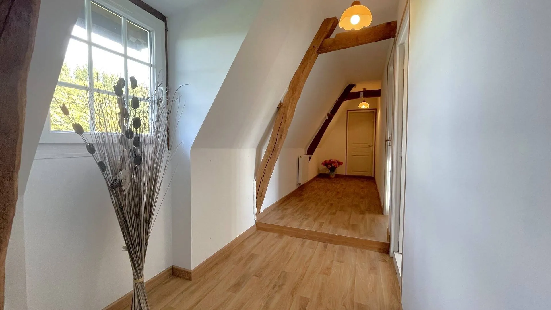 Propriété avec bois privé et indépendance énergétique à vendre : La présence d’un bois sur la propriété permet une autonomie énergétique, idéale pour les amoureux de la nature.