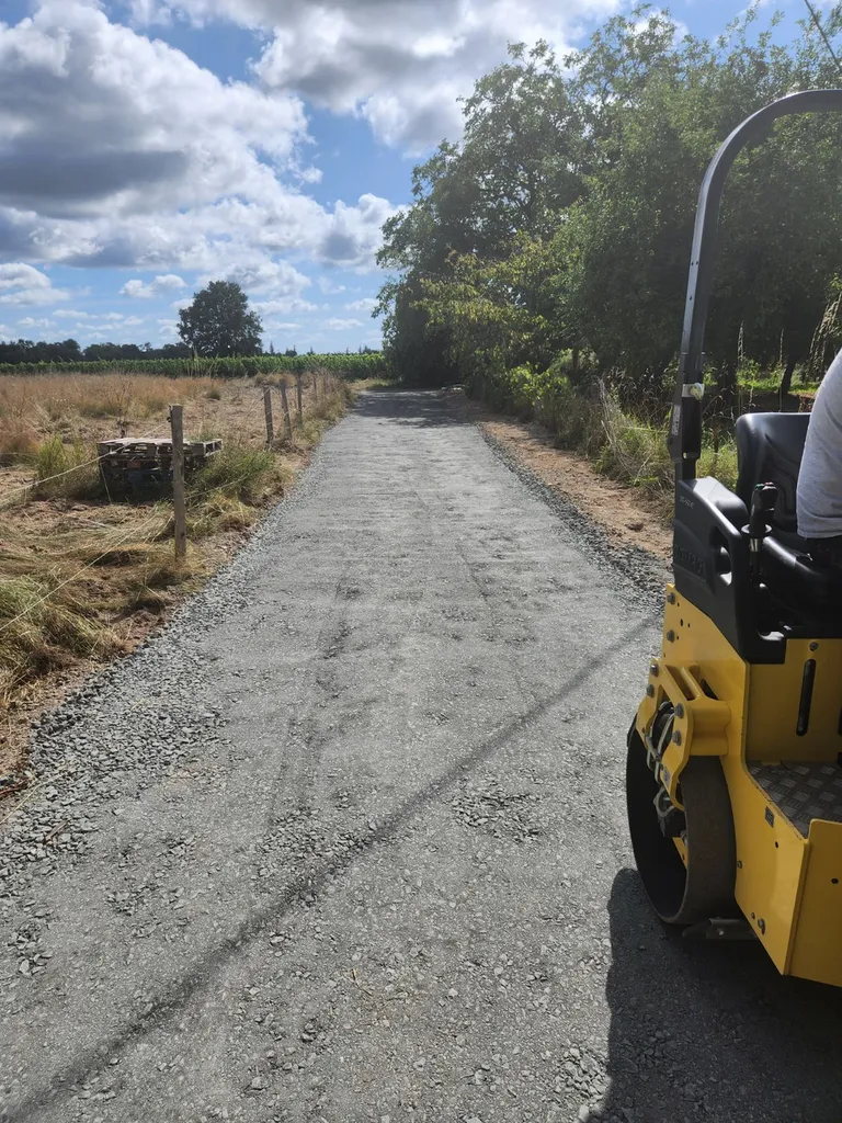 Projet de terrassement : création d'allée en gravillon et pose de clôture rigide anthracite chez un particulier à Bruges en Gironde