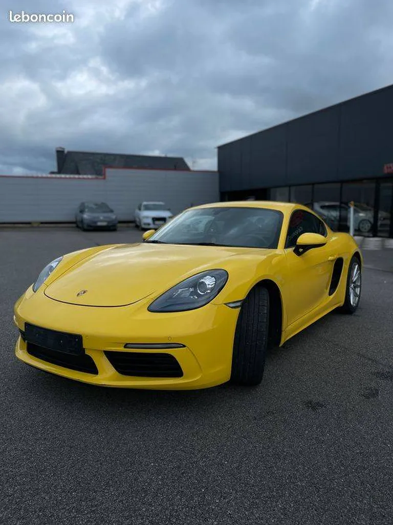 Porsche 718 Cayman jaune d'occasion dans un garage proche de Rouen