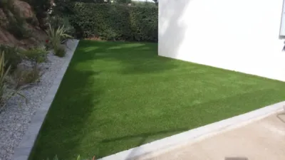 Pose de gazon synthetique dans un jardin