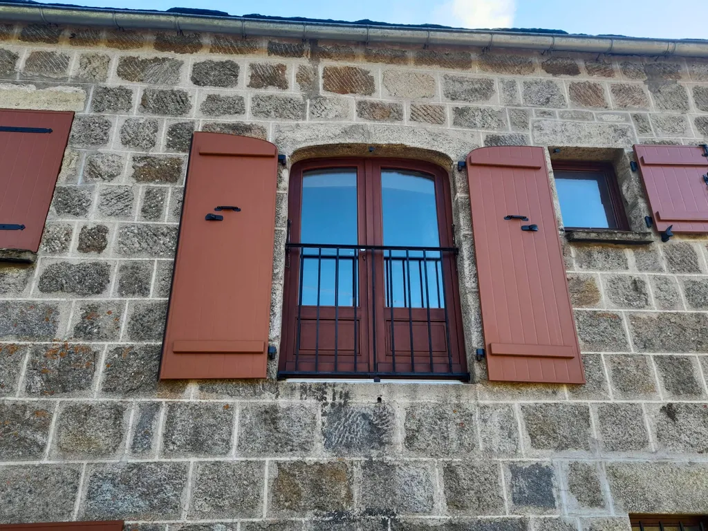Rénovation de volets battants bois cintrés par des volets battants alu cintrés par 3 Baies au Chambon-sur-Lignon près du Puy-en-Velay en Haute-Loire