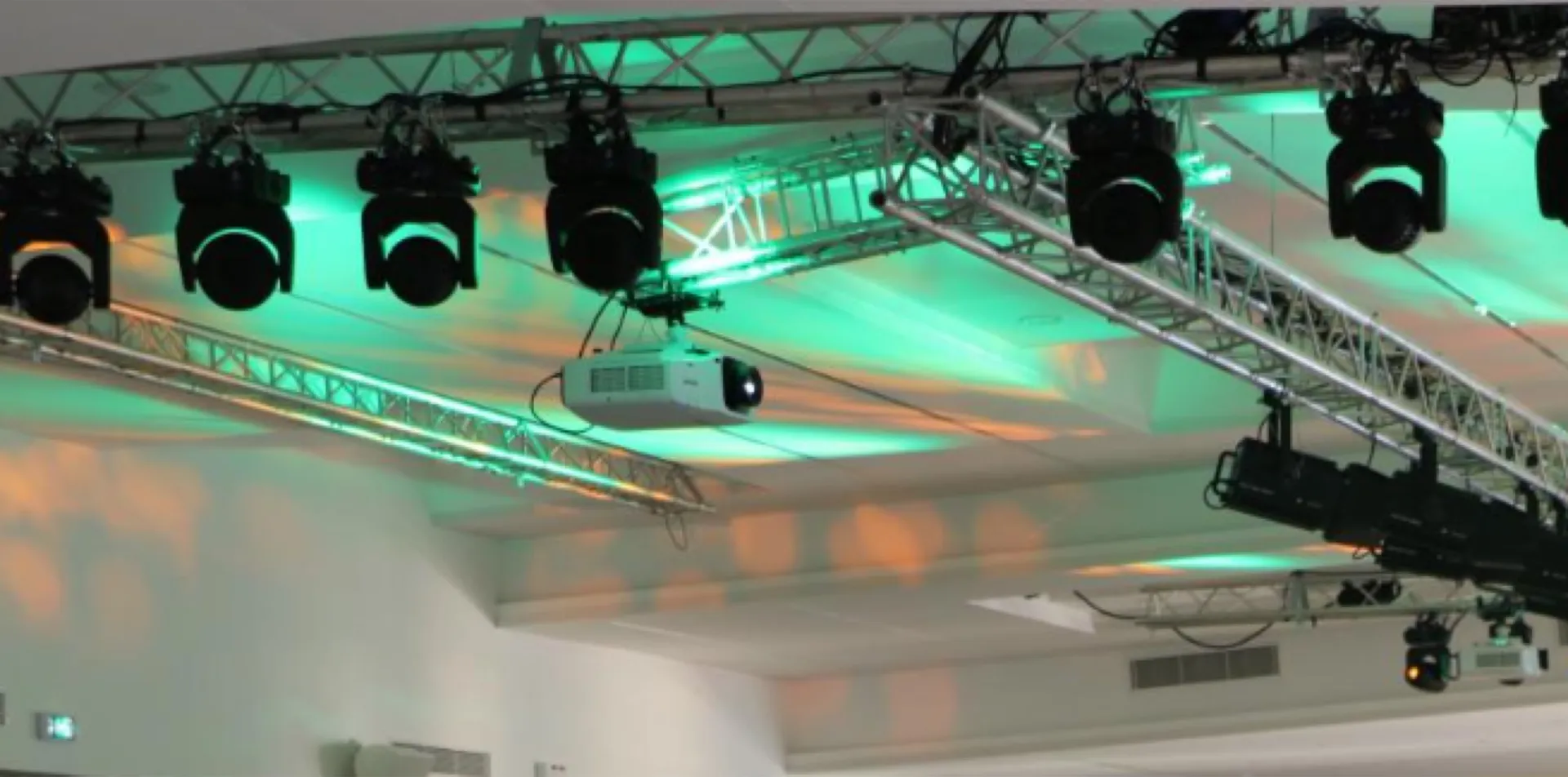 location fixation pour videoprojecteur à Marseille dans les bouches du Rhône