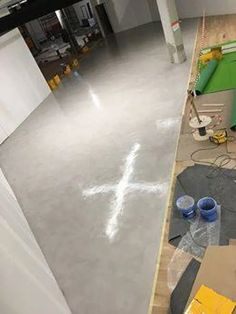 BOUTIQUE JENNIFER-VERNIS TERRE DU MONDE EN COURS DE SECHAGE