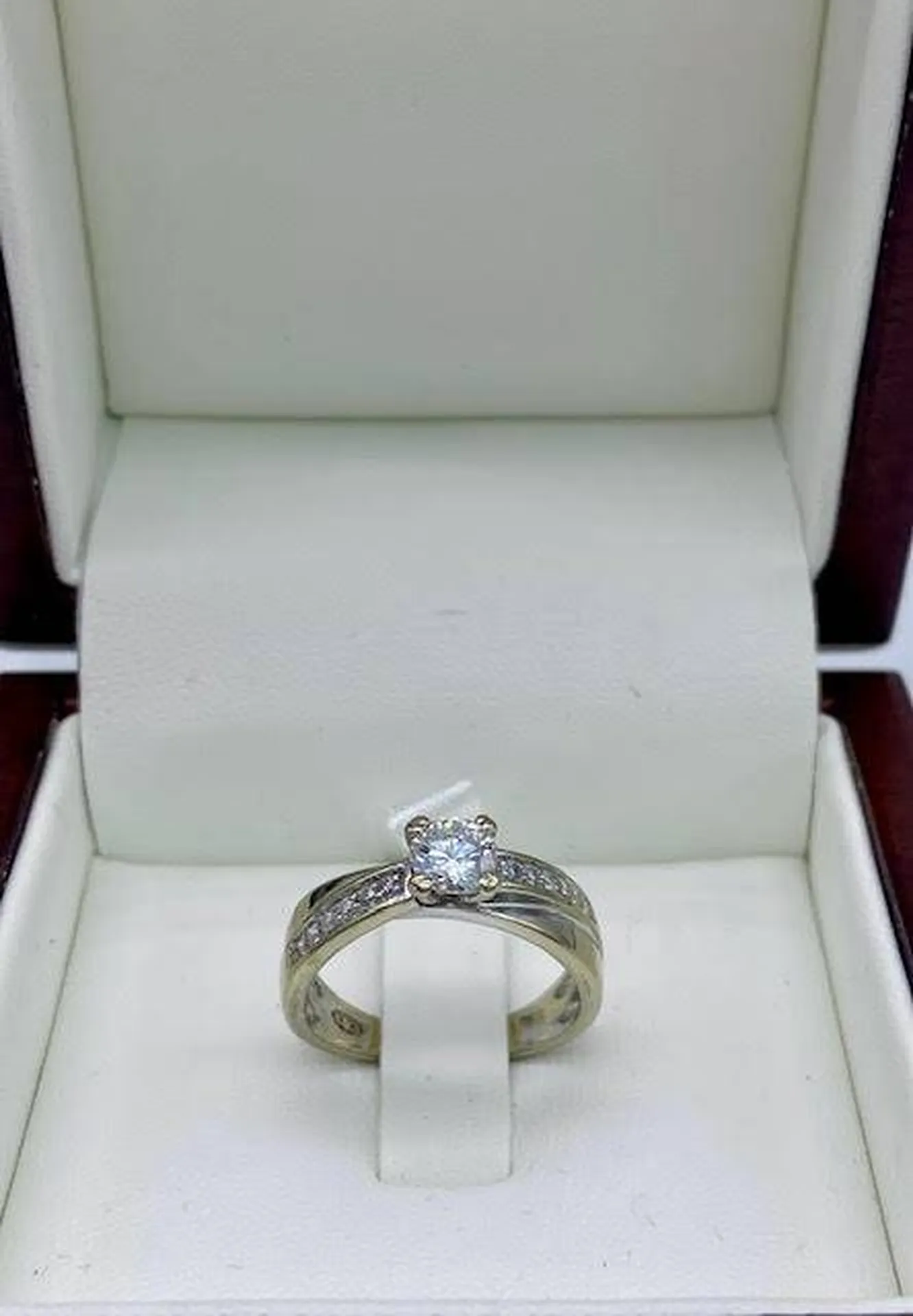 L'éclat Brillant d'une Promesse : La Bague Romantique d'Or Ligne à La Teste de Buch à côté des Landes