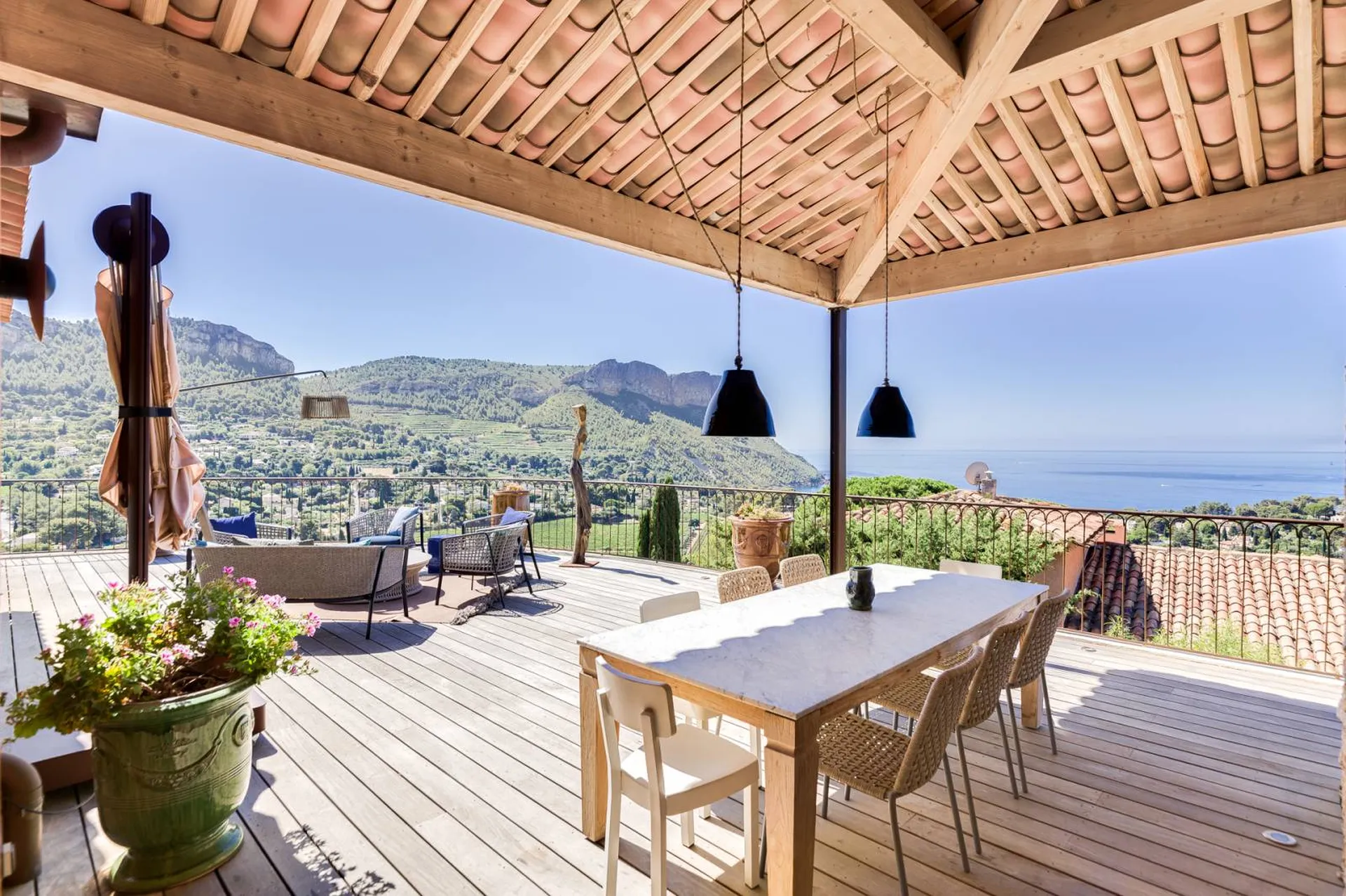 Maison moderne Cassis  nichée à l'abri des regards bénéficiant d'un panorama exceptionnel sur la baie