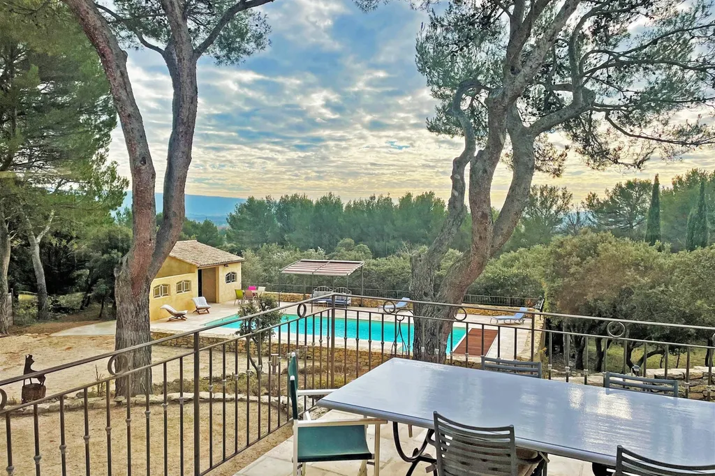 Villa avec piscine et vue à quelques pas du Golf de Saumane   