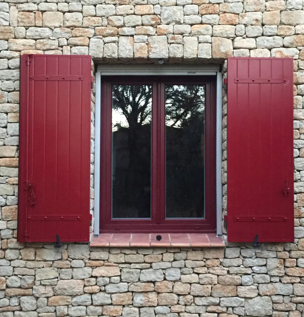 Après. Installation de volets battants aluminium à APT 84