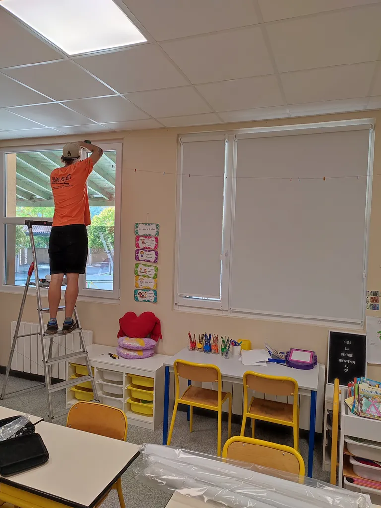 Quels stores choisir pour des bureaux bien protégés du soleil à Salon-de-Provence ? Installation de stores intérieurs et extérieurs personnalisés