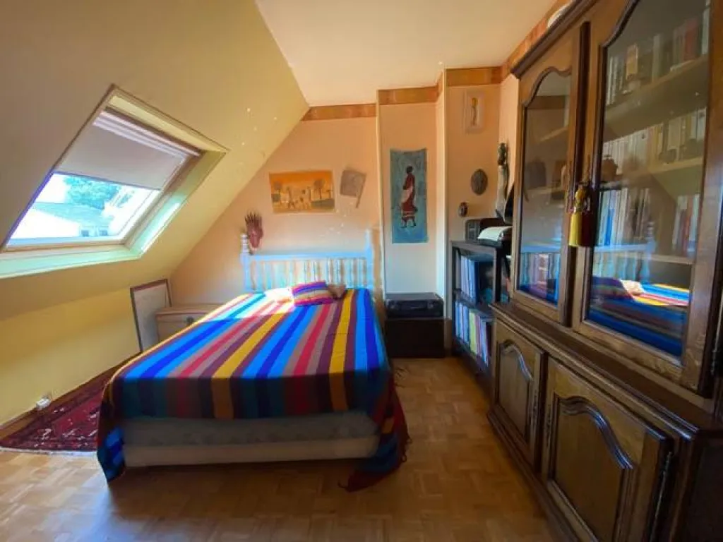 un garage aménagée en chambre mais pouvant être réhabilité