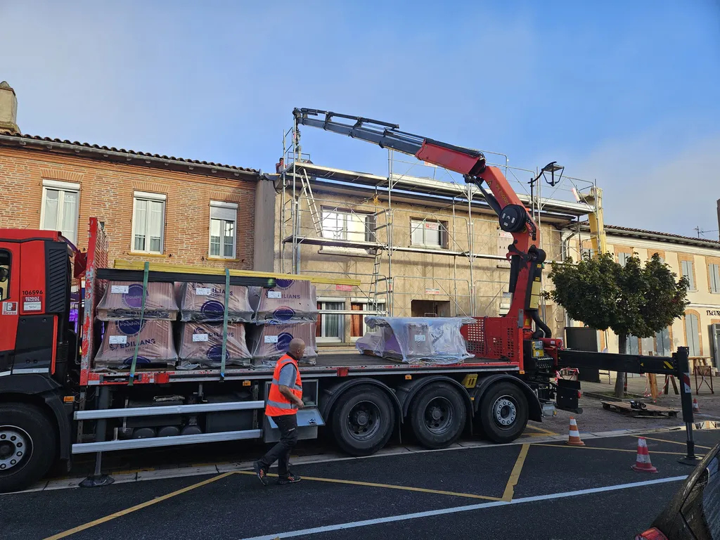 Réaliser une remise à neuf de toiture en tuiles dans un village de la Drôme