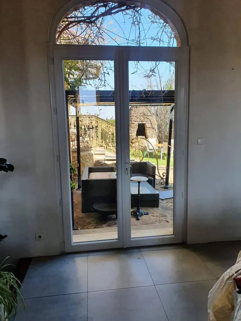 Installation de menuiseries en PVC pour maison à Lyon