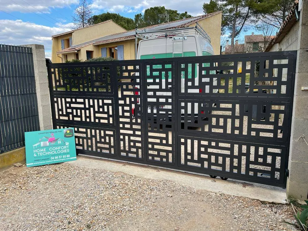 Installation d'un portail avec automatisme en aluminium près de Nîmes sur la commune de Vauvert