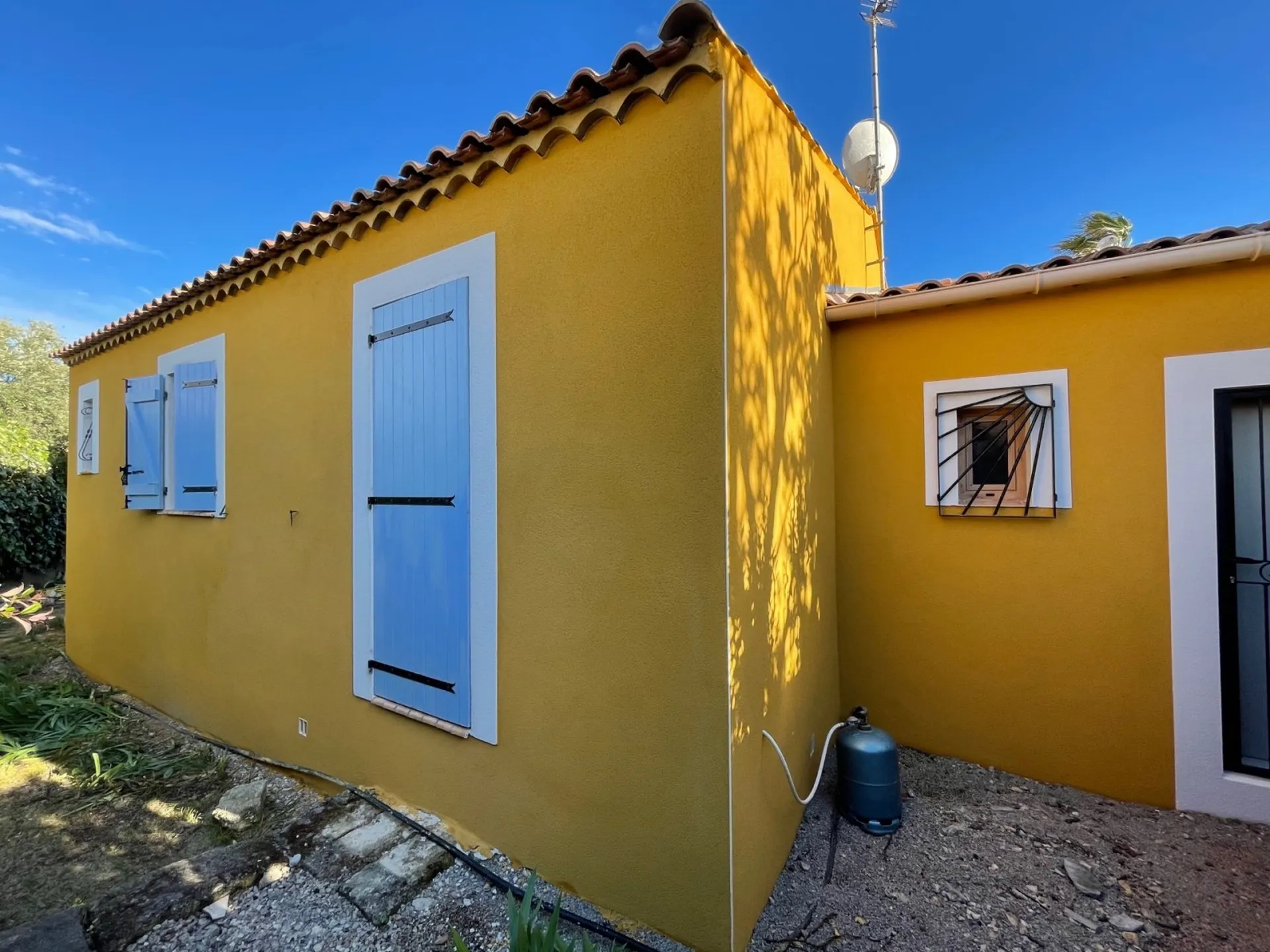 Façade gratté fin à Frontignan proche de Sète