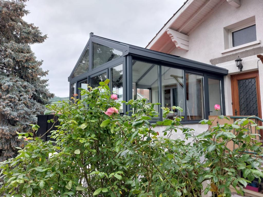 Véranda en aluminium pour créer une extension économique et lumineuse