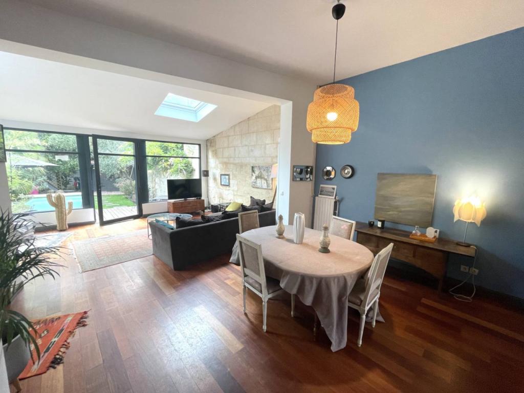 Acheter une maison en pierre dans le quartier Jardin public