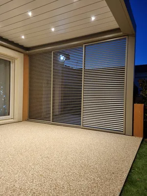 Installation d’une pergola AKENA bioclimatique avec intégration de spots LED et brise‑vue à Quissac proche de Nîmes