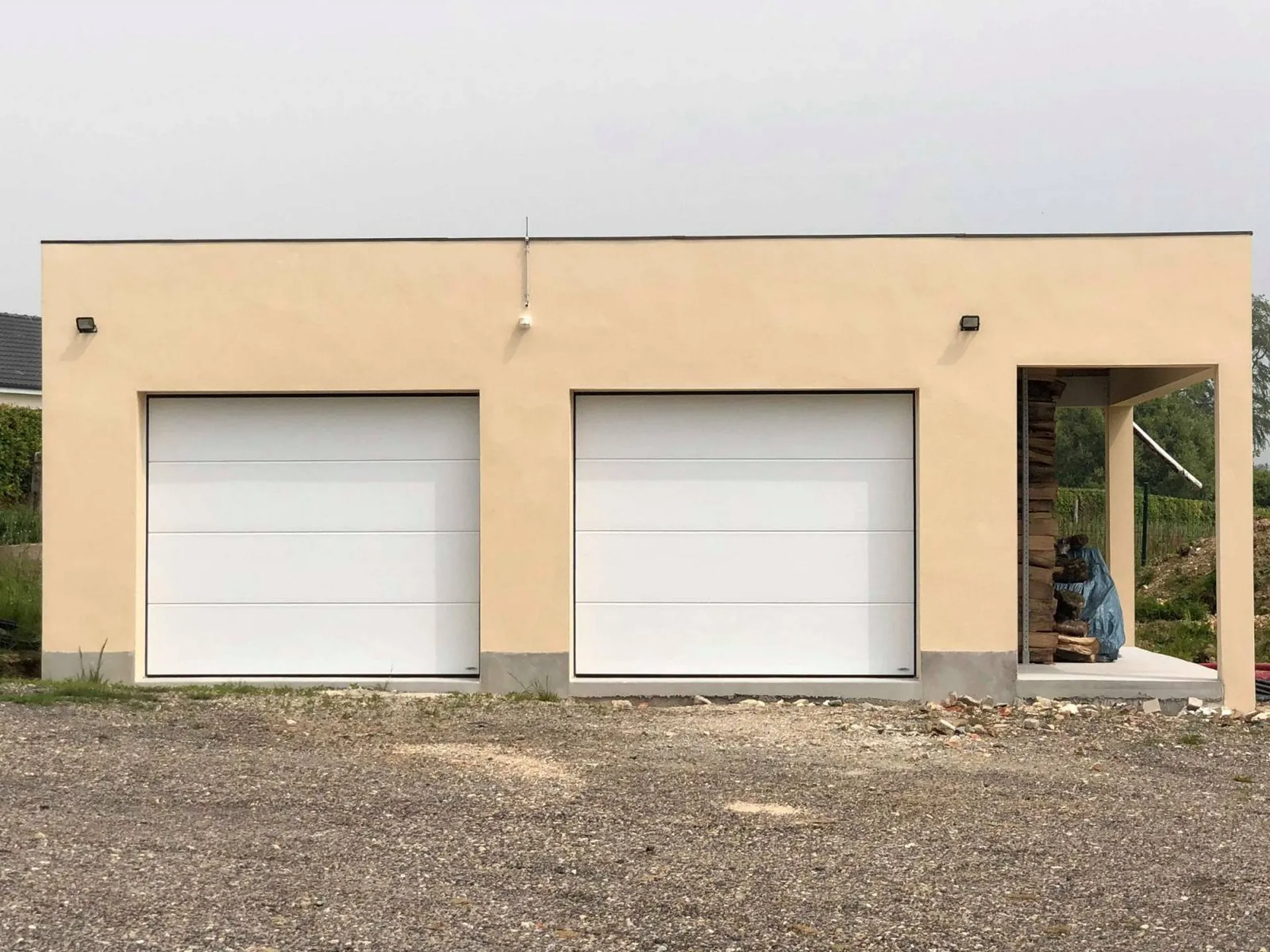 Construction d'un double garage en agglos  avec tôle bac acier isolant région Valmont 76