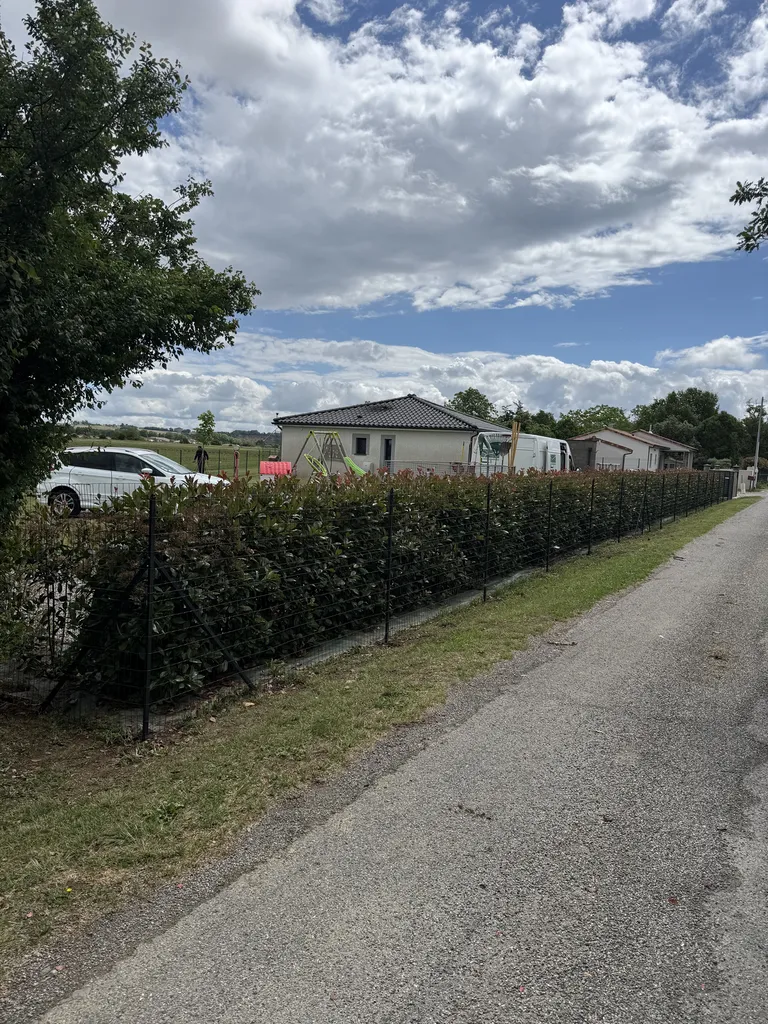 Pose de 100 mètres linéaires de clôture souple anthracite hauteur 1m53 à Toulouse proche de Muret
