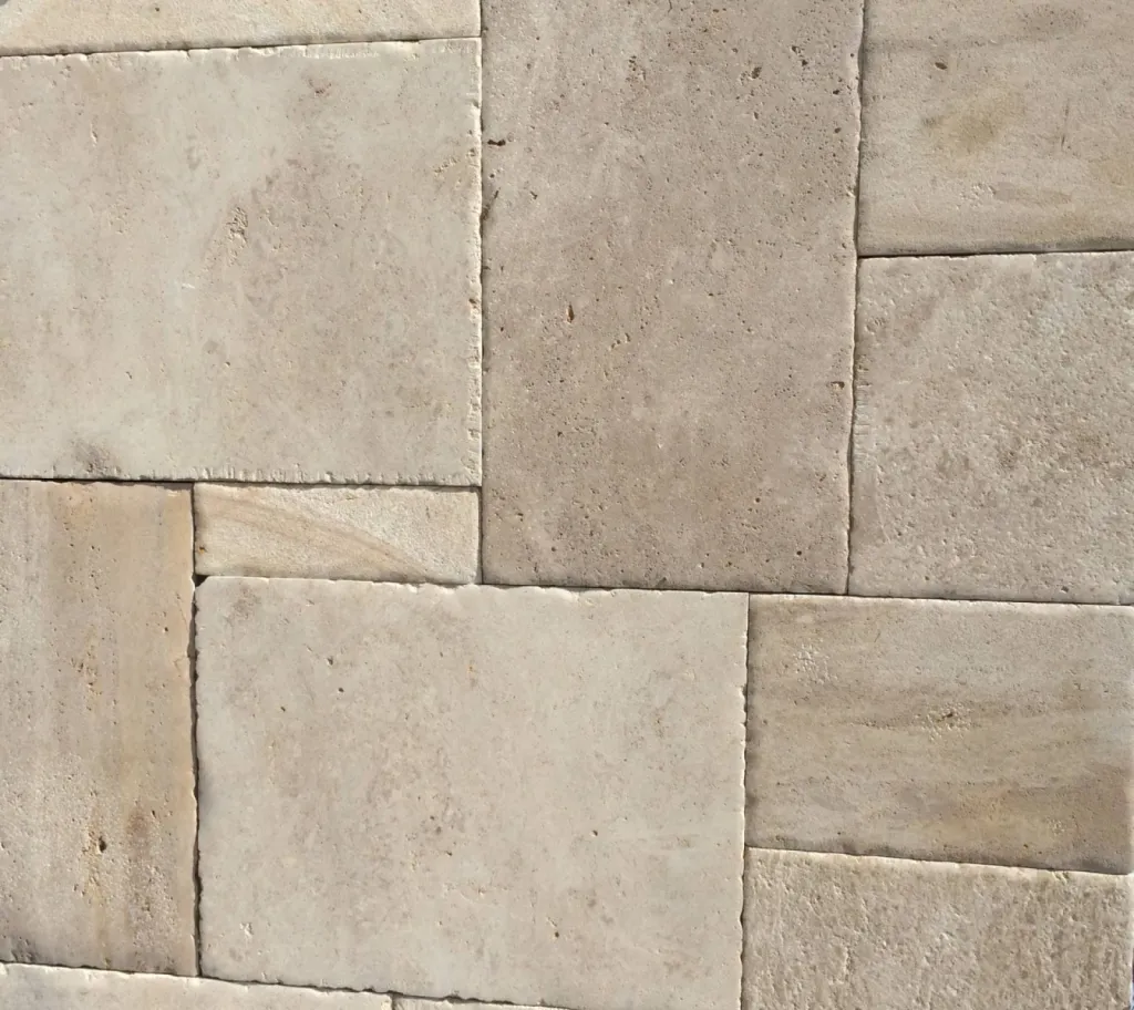 Dallage ancien en pierre de Dordogne, finition à la main, entre Montpellier et Nîmes,